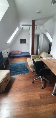 Attraktive, gepflegte 1-Zimmer-DG-Wohnung in Göttingen mit Duschbad und abgetrennter Küche