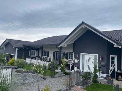 Exklusive Doppelhausbungalowhälfte mit Sonnenterrassen und großzügigem Wohnambiente