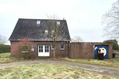 Zwangsversteigerung - Einfamilienhaus mit Garage in Burhafe