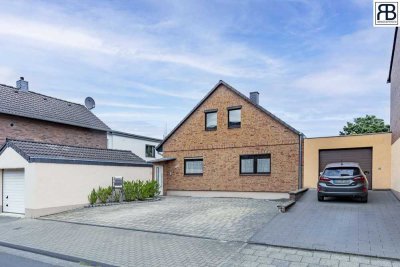 Idyllisches Zuhause: Modernes Einfamilienhaus mit großem Traumgarten und Kamin in ruhiger Lage