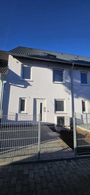 Neubau! Familienfreundliches Haus mit eigenem Garten& neue Küche