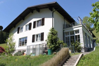 Neuer Preis! Kolossale Doppelhaushälfte mit Fisch-Badeteich!