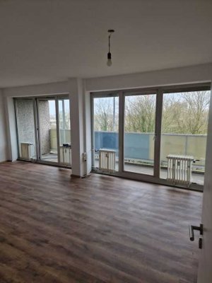 Geräumige 4-Zimmer-Wohnung mit Balkon - Teilrenoviert