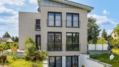 Luxus Neubau Haus, möbliert (EFH oder 2 Wohnungen) mit Kamin und Garten