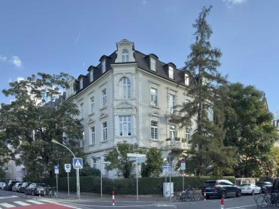 BEZUGSFREI Westend: Helle 3-Zimmer-Altbauwohnung mit großem Süd-Balkon