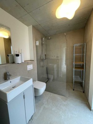 WE19 All-inclusive-Miete: exklusiver vollmöblierter Neubau, 2-Zi-Wohnung mit Balkon und Einbauküche