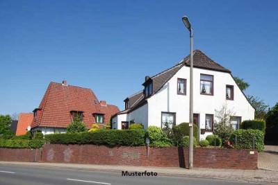 Freistehendes kleines 2-Familienhaus mit Doppelgarage