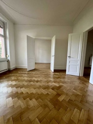 *ERSTBEZUG* TRAUMHAFT SANIERTER ALTBAU MIT STUCK UND ECHTHOLZ-PARKETT