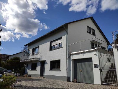 570 € - 45 m² - 2.5 Zi. Neu renovierte und teilmöblierte 2 Zimmerwohnung im freistehenden Zweifamili
