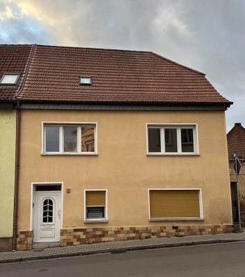 Handwerker aufgepasst! Reihenmittelhaus im südlichen Anhalt