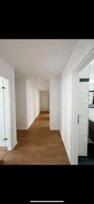 schöne, großzügige und helle Wohnung