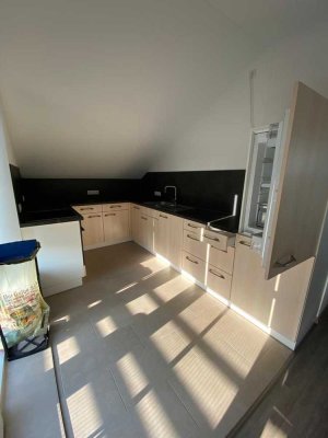 Helle 2-Zimmer Dachgeschosswohnung mit Balkon in Altfraunhofen