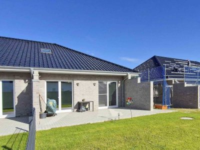 Noch eine Einheit verfügbar!
Erstbezug KfW40 Bungalow-Endreihenhaus
115m² mit 4 Zimmer - Carport