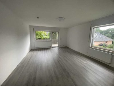 Vollständig renovierte 3-Raum-Wohnung mit 2 Balkone und Einbauküche in Assenheim