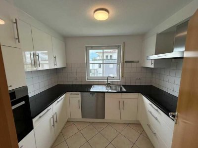 Helle, schwellenfreie 3,5-Zimmer-Wohnung mit Aufzug, moderner Küche und Balkon ins Grüne
