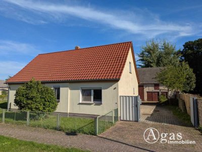 Einfamilienhaus mit Nebengbäude und großem Garten