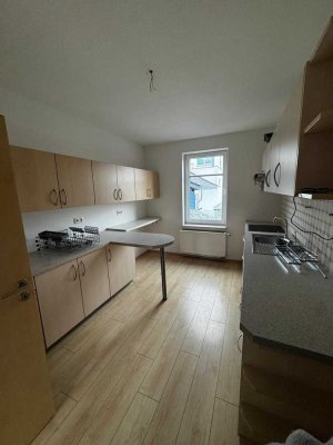 Gemütliche Rückzugsnische mit Einbauküche und Stellplatz