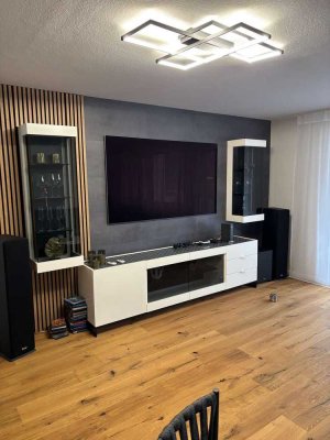 **Zentrumsnahe, top renovierte 2,5 Zimmer Wohnung mit Sauna/Schwimmbad im Haus**