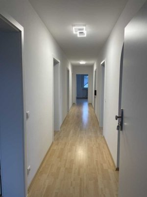 Attraktive 5-Zimmer-DG-Wohnung mit Balkon und Einbauküche in Taunusstein