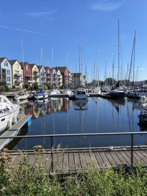 Maritimes Wohngefühl: 2-Zimmer-Wohnung mit Balkon und Hafenblick