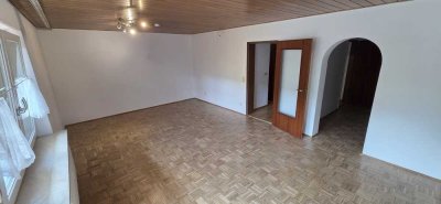 Schöne zentrale 2-Zimmer-Hochparterre-Stadtwohnung (Altbau) mit geh. Ausstattung und Balkon