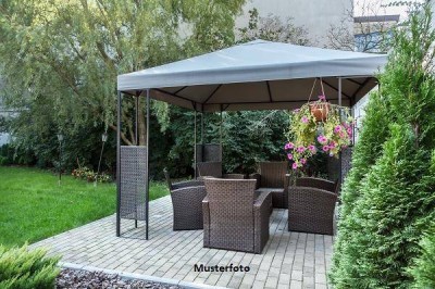 Repräsentatives Anwesen mit Wintergarten, Stallungen und Waldflächen