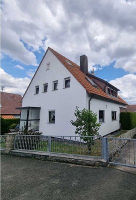 Schöne 4-Zimmer-Dachgeschosswohnung mit Balkon und Einbauküche in Großbottwar