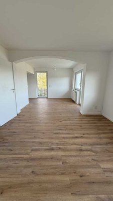 Erstbezug nach Sanierung mit Balkon: ansprechende 3-Zimmer-Wohnung in Roigheim