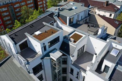 Großzügige Dachgeschoss-Maisonette mit Galeriecharakter, Kamin und Dachterrassen in Kreuzberg