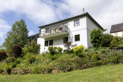 Der Traum vom Eigenheim! Freistehendes Einfamilienhaus mit viel Stauraum und traumhaftem Naturgarten