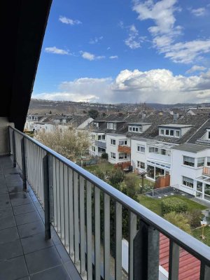 schöne  2-Zimmer DG Wohnung mit Balkon und Aussicht