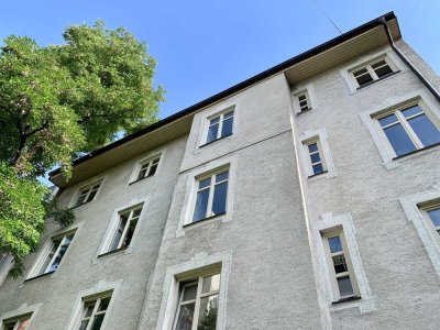 Ruhige und geräumige 2-Zimmer Altbau-DG-Wohnung im Westend