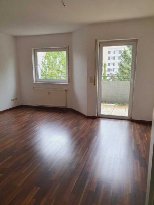 Gut geschnittene, helle Zwei-Zimmer-Wohnung mit Balkon und Stellplatz in Nürnberg