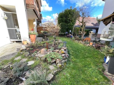 Gut geschnittene 3-Zimmer-Wohnung 
mit großem Gartenanteil, Gartenhaus, Garage & Stellplatz