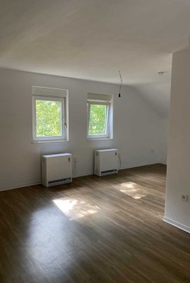 Stilvolle, helle 1,5-Zimmer-DG-Wohnung mit gehobener Innenausstattung und Küche