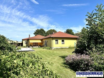 Großzügiger Bungalow mit 2 Wohneinheiten und Nebengebäude