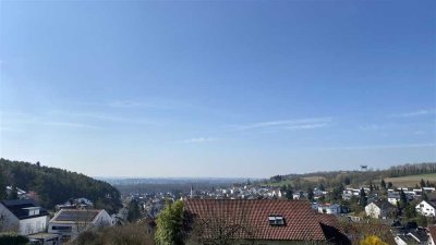 MODERNISIERTE 3,5-ZIMMER-MAISONETTE-WOHNUNG IN TOP PANORAMALAGE MIT BALKON, GARTEN UND GARAGE