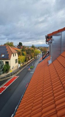 Erstbezug nach Kernsanierung: Helle 2-Zimmer Dachgeschosswohnung in Estenfeld mit Aufzug