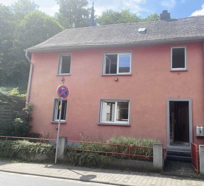 Charmantes Einfamilienhaus mit Innenhof und viel Potenzial – in solider Massivbauweise