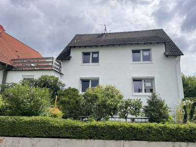 Vollständig renovierte Terrassenwohnung mit zwei Zimmern sowie Balkon und Einbauküche in Schwalbach