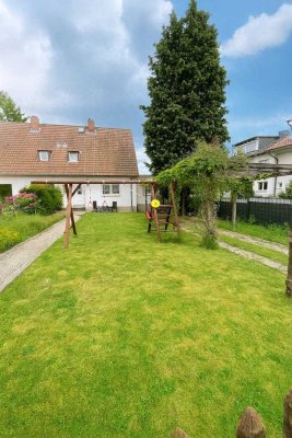 BAD HOMBURG: Doppelhaushälfte in ruhiger Feldrandlage und großem Grundstück