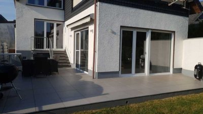 Exklusive, geräumige 4-Zimmer-Wohnung mit herrlichem Garten, EBK, Pool und Sauna