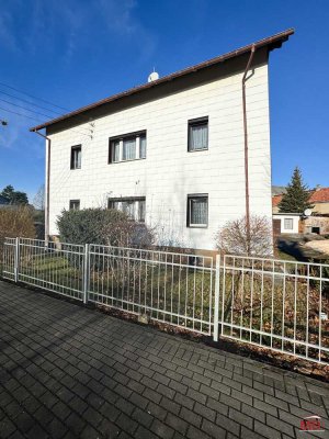 Zweifamilienhaus mit großem Garten und Pool