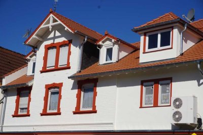 Stilvolle 4,5 - Zimmer-Wohnung mit historischem Dielenboden, eleganter Einbauküche & großem Balkon