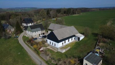 Dreiseitenhof in Langenweißbach mit großem Grundstück