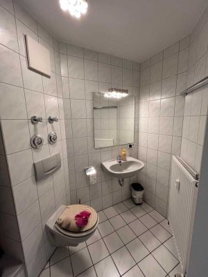 Helle, gepflegte 2-Zimmer-Wohnung mit Balkon, Einbauküche und TG-Stellplatz in Ludwigsburg