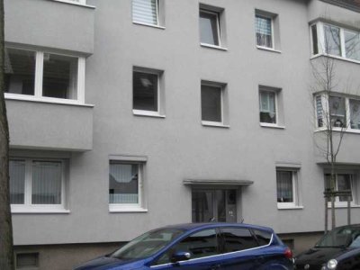 Renovierte 3,5 Zimmer - Wohnung im 1. OG., ca. 61 m² Wfl., in einem wärmegedämmten 7 Familienhaus.