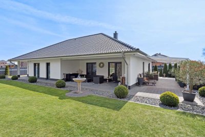 Exklusiver Bungalow mit traumhaftem Wohnkomfort und ca. 3080 m² eigener Wald- und Wiesenfläche