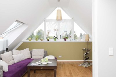 Dachgeschoss-Traum Licht durchflutete und ruhige 4,5 Zi. Wohnung Nähe U-Bahn und Wald