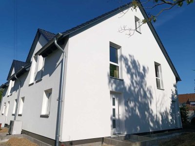 NEUBAU- Energieeffiziente DHH m. EBK / Wärmepumpe in ruhiger Lage